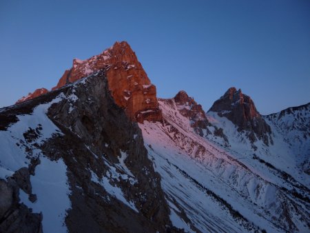 Couleurs inespérées sur la Tête de Vachères et les aiguilles de Serre Long et du Haut Bouffet.