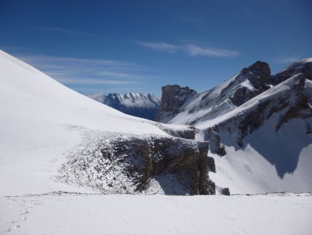 La sortie du passage dans le rétro, avec le col de Charnier à droite.