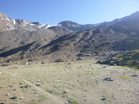 Le replat terreux, après les pentes herbeuses