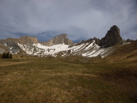 Sortie face au Rocher Rond et à la lame calcaire de la crête du Penas.