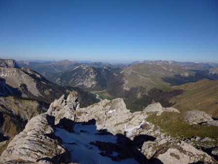 Enfin au soleil ! Déjà du chemin effectué depuis le départ dans le vallon.