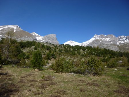 La vue commence à se dégager : Rocher Rond, Tête de Plate Longue, Roche Courbe, Tête de Vallon Pierra et Grand Ferrand.