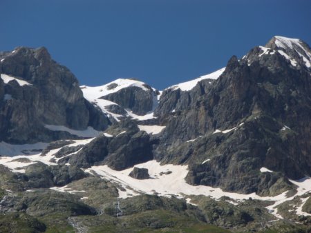 La sortie sur le glacier des Rouies part sur la gauche à partir du centre de la photo. On peut remonter le couloir également.