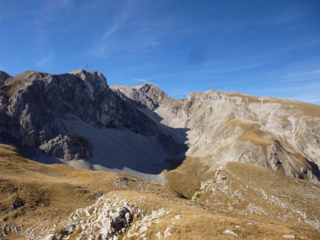 Le vallon devant Beaume Noire dominé par la Tête de Sommarel, le sommet le plus septentrional du plateau de Bure.