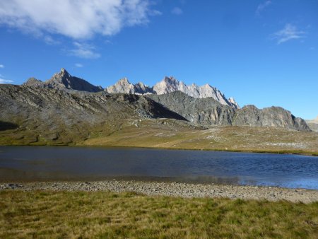 Le lac avec le Brec de l’Homme et les aiguilles de Chambeyron.