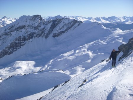 Un skieur arrive au sommet