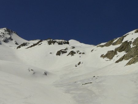 Le sommet est le petit dôme blanc, au loin