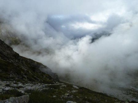 Les brumes remontent de la vallée.