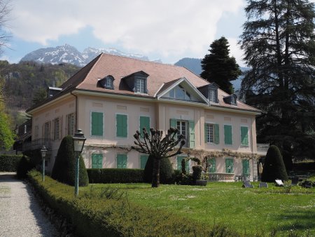 Une villa au bord du lac.