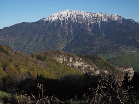 Vue de la butte sur la crête qui descend au roc de Viuz, et la dent de Cons au fond.