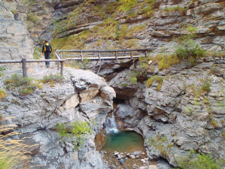 Un pont de bois au dessus du torrent.