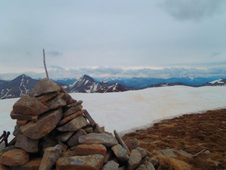 Le sommet de la Fréma (2747m) à gauche et le Cairas (2681m) à droite du cairn.