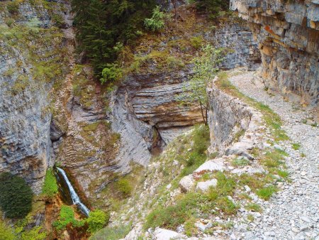 Un sentier vertigineux en balcon, avec de sublimes cascades.