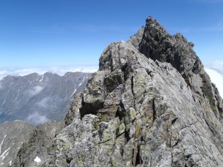 Ici commence la traversée (délicate) des crêtes reliant la cime au balcon du Gélas