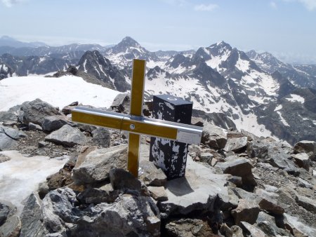 Croix sommitale avec la Cime Chamineye, le Mont Bégo, le Grand Capelet, la Cime du Diable et le Capelet Supérieur