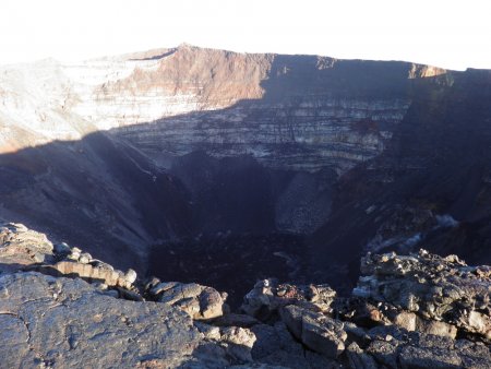 Vue sur le cratère Dolomieu au sommet du volcan