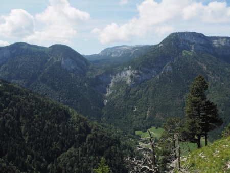 Vue du belvédère sur le massif du Parmelan et la vallée du Pertuis.