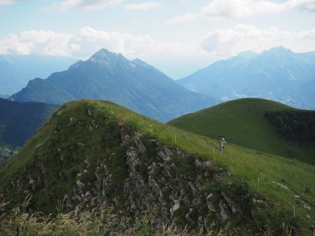 Le sommet de Sulens, la dent de Cons et les Bauges.