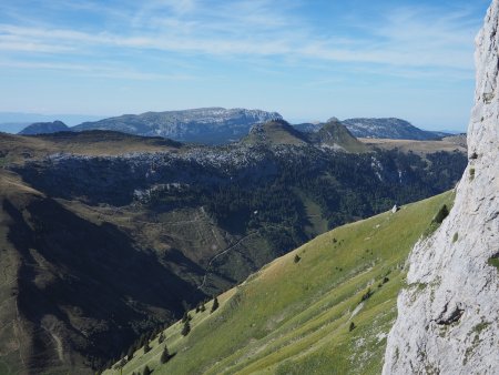 Col de l’Ovine, pointes de Puvat et des Auges. Au fond, Sous-Dîne.