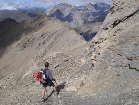 Après la descente de la partie sommitale, retour au faux col