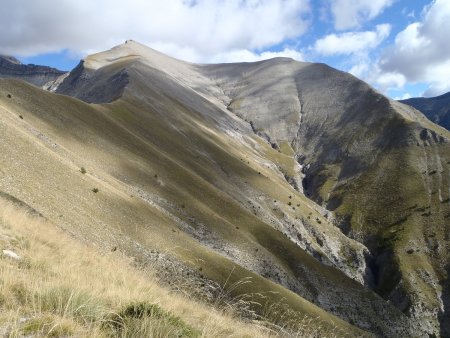 Sommet sans nom (2603m) à gauche et Mées de l’Estrop (2502m)