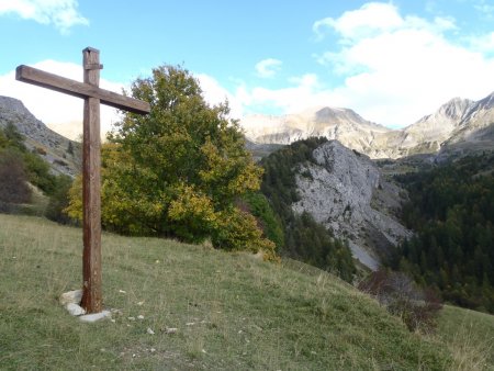 Une jolie croix en bois juste au dessus du parking de Rouanne Haute