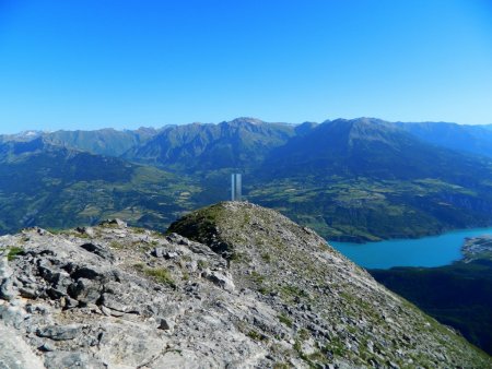  	L’antécime Nord et son cylindre haut de 2,5m.