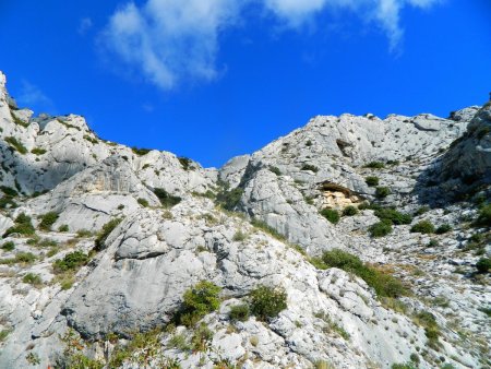 Petite escalade pour accéder à la grotte.