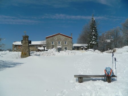 L’auberge du Collet de Doizieux et un banc pour mon casse croute.