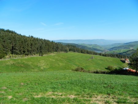 En arrière-plan : les Monts du Lyonnais.