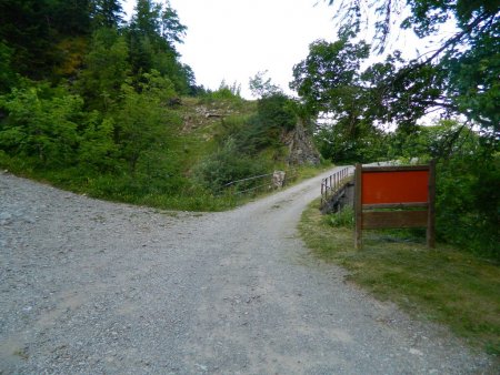 A gauche : le départ du sentier du Piolit. Après le pont : le parking 1630.