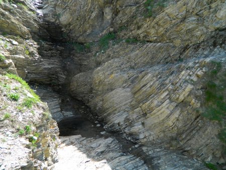 Dans le lit du ruisseau, le passage de la seule difficulté : une bare rocheuse de 1,5m.