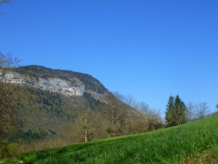 Les falaises vers la montagne de Bange