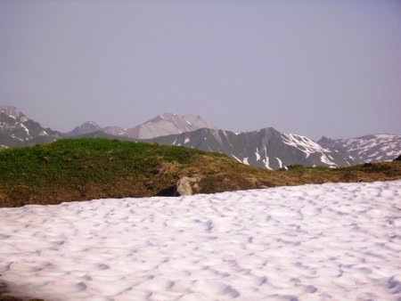 Les aiguilles de la Pennaz derrière la crête des Gîttes