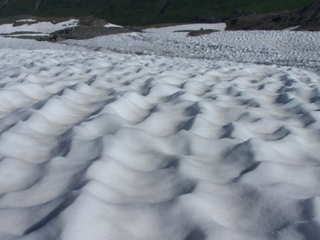 Action du gel-dégel et de la pluie sur la neige.