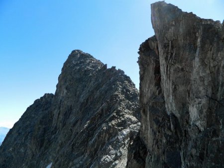 Le Puy Gris et son arête Ouest, voie de l’ascension, et à droite, le Rocher de la Valloire.