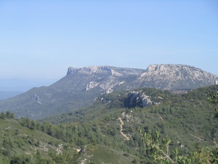 Sur les crêtes en direction du Pas de la Couelle. Vue en arrière sur le mont Aurélien et le mont Olympe. Au centre, la croix, et à l’extrême droite, la tour de l’ermitage.