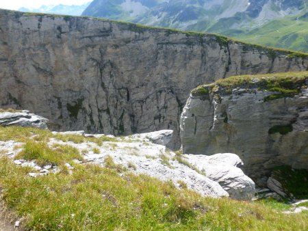 Entre les deux, le canyon