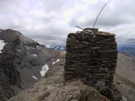 L’imposant cairn sommital en vue sud-est.