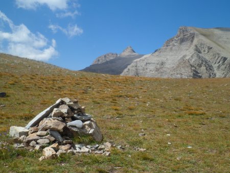 Le Cairn du Lac des Garrêts avec vue sur le Mont Pelat