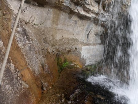 Le passage sous la cascade