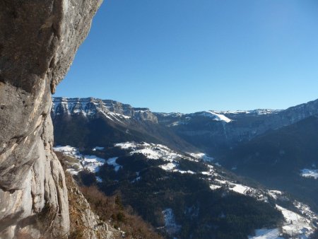 Au loin : le cirque de Saint même