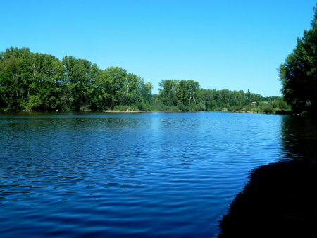 La Loire élargie par une digue.