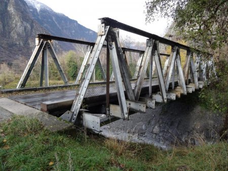 Pont métallique sur le torrent de La Ravoire