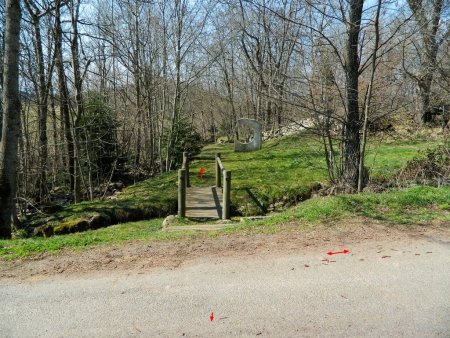 Petit pont pour se rendre vers trois autres moulins.