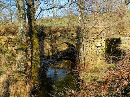 Pont en pierres à côté du moulin.