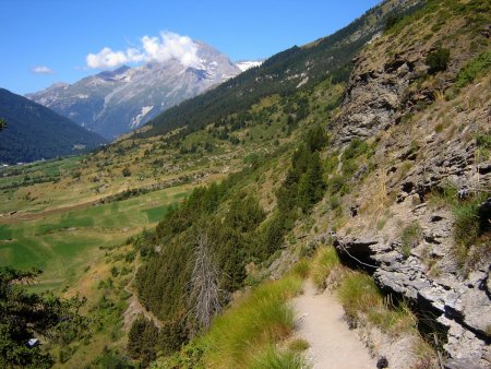 La Dent Parrachée retient toujours son nuage.