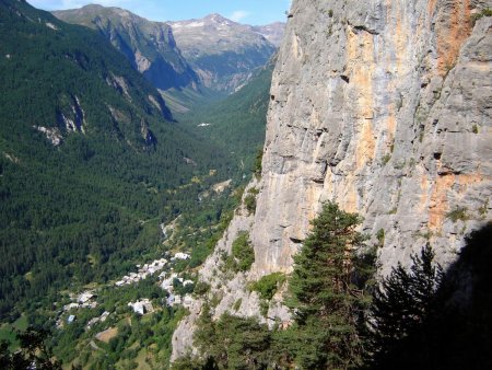 Freissinières, sa vallée et le Grand Pinier.