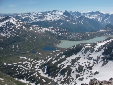 Vue vers le col routier de la Bernina et ses lacs