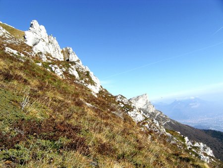 La vue vers le nord, au moment ou il faut remonter la pente herbeuse vers la Pierre Vivari